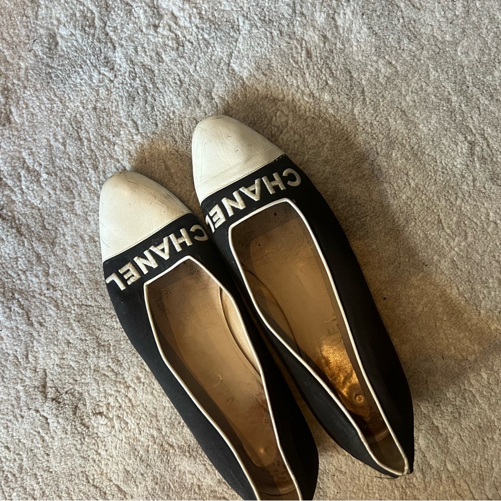 CHANEL Black and Cream Flats - Picture 5 of 5